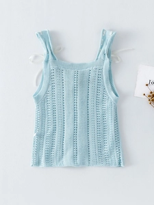 Canotta in maglia traforata azzurra con fiocchi bianchi per bambina outfit estivo