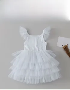 Vue détaillée de la robe tutu de ballet blanche pour fille avec strass et volants