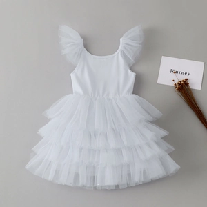 Détail d'une robe de princesse blanche pour fille avec tulle étagé et volants