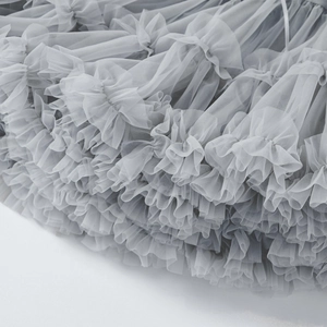 Gros plan détaillé du tissu de tulle plissé multicouche montrant la texture en maille
