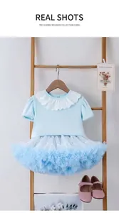 Détail d'un ensemble d'été bleu clair pour fille avec haut à col dentelle et jupe tutu