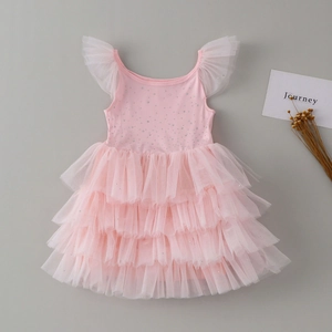 Détail d'une robe gâteau en tulle rose à paillettes avec volants pour fille