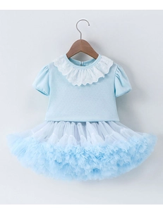 Détail de robe tutu bleu ciel pour fille avec col en dentelle blanche et tulle