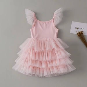 Vue détaillée de la jupe tutu en tulle rose multicouche et tissu doux pour robes filles