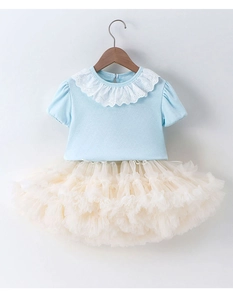 Détail d'un t-shirt bleu clair avec col en dentelle et jupe en tulle pour filles