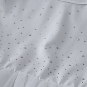 Gros plan de strass étincelants sur tulle blanc et tissu en maille de qualité