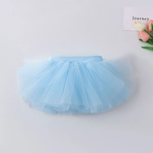 Détail du tutu bleu clair avec plusieurs couches de tulle et taille élastique