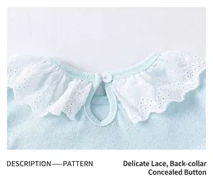 Détail d'un haut bleu pour bébé avec texture ajourée en cœur et col en dentelle