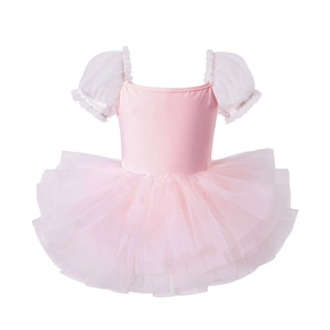 Dettaglio del tutu da balletto rosa con maniche a sbuffo bianche e gonna in tulle bimba