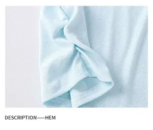 Détail du tricot jacquard à cœurs et de l'ourlet froncé élastique sur haut bleu