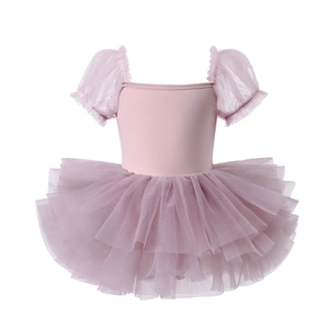 Dettaglio del body da danza rosa con maniche a sbuffo in mesh e gonna in tulle