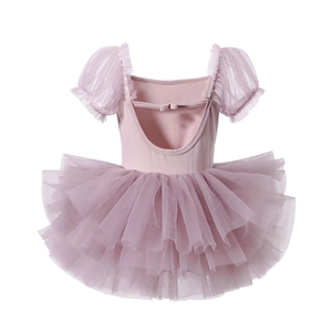 Dettaglio del tutu da danza rosa con maniche a sbuffo in mesh e design con schiena scoperta