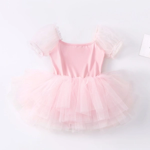 Dettaglio del body da danza rosa per bambina con maniche a sbuffo e gonna in tulle a strati