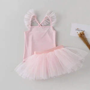 Détail à plat du justaucorps de ballet rose pour filles et de la jupe tutu en tulle blanc