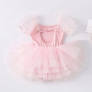 Dettaglio del body da danza rosa per bambina con maniche a sbuffo e fiocco sul retro