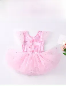 Détail d'une robe de ballet rose tie-dye avec paillettes dorées et volants