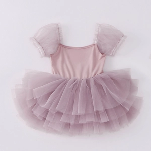 Dettaglio body da danza rosa con maniche a sbuffo in mesh viola e gonna tutù vaporosa