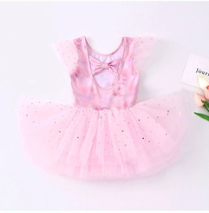 Détail du justaucorps de ballet avec nœud au dos, haut ombré et jupe en tulle étoilée