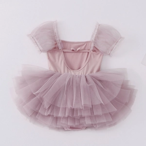 Dettaglio delle maniche a sbuffo e del fiocco sul retro del vestito tutu rosa