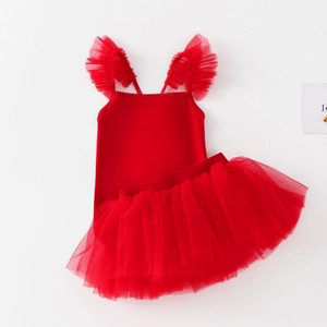 Détail d'un ensemble de ballet rouge pour filles avec jupe tutu à volants et bretelles