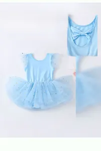 Détail de robe de ballet bleue pour filles avec étoiles pailletées et nœud au dos
