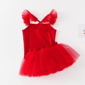 Vue détaillée de l'ensemble de ballet rouge avec jupe en tulle et bretelles à volants