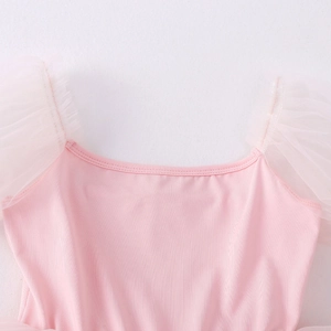 Dettaglio dell'abito da danza rosa con tessuto a costine e maniche a sbuffo in tulle