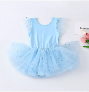 Détail d'un tutu de ballet bleu clair avec sequins dorés en forme d'étoiles et lunes