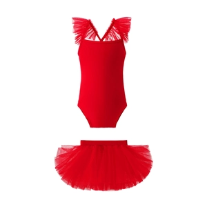 Détail d'un justaucorps de ballet rouge pour filles avec froufrous et jupe tutu