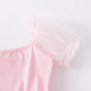 Dettaglio dell'abito da balletto rosa con maniche a sbuffo in tulle e tessuto a maglia