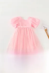 Details des rosa Tüllkleids mit flauschigen Netzlagen und süßen Verpuffungen