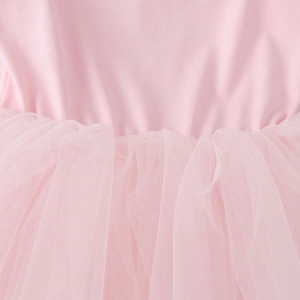 Dettaglio dell'abito da danza rosa con tessuto a maglia morbida e balze in tulle
