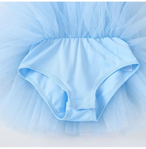 Détail du justaucorps de ballet bleu clair pour filles avec jupe en tulle multicouche
