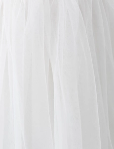 Dettaglio macro del tulle bianco a più strati e tessuto d'organza per abiti da bambina