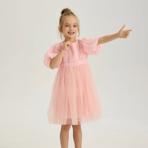 Nahaufnahme von rosa Mädchenkleid mit kurzen Puffärmeln und mehrlagigem Tüllrock