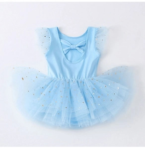 Détail du tutu de ballet bleu clair pour filles avec nœud au dos et sequins étoilés