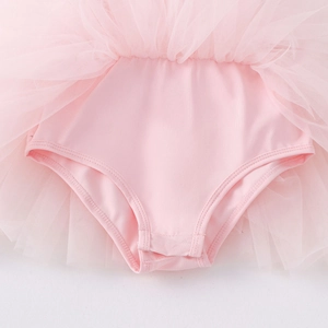 Dettaglio dell'abito tutù da ballo rosa con pratici bottoni a pressione sul fondo