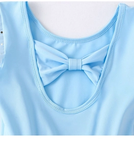 Détail d'un justaucorps de ballet bleu clair montrant le nœud et le dos découpé ajouré