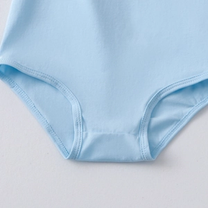 Gros plan détaillé du body de ballet bleu clair avec tissu en tricot doux et coutures finies