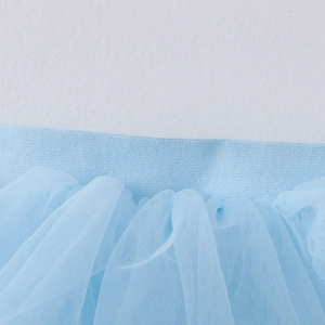 Détail du tutu de ballet bleu clair en tulle multicouche avec une taille élastique souple