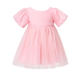 Detailansicht eines rosa Tüllkleides mit Puffärmeln und mehrlagigem Netzrock für Kinder