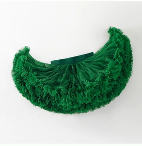 Détail d'un jupon tutu en tulle vert émeraude multicouche avec paillettes et taille élastique