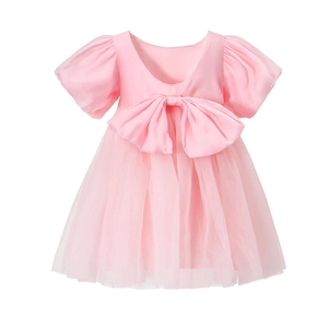 Detail des rosa Tüllkleids für Mädchen mit Puffärmeln und einer großen Satinschleife