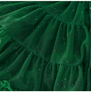 Détail de la jupe tutu vert foncé à plusieurs couches avec des paillettes argentées