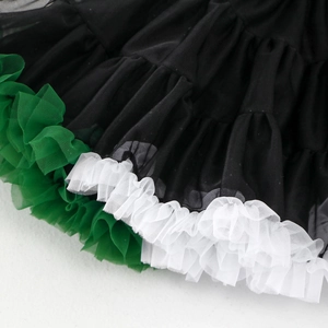 Detail eines mehrlagigen schwarzen Tüll-Tutu-Rocks mit grünem und weißem Faltenabschluss