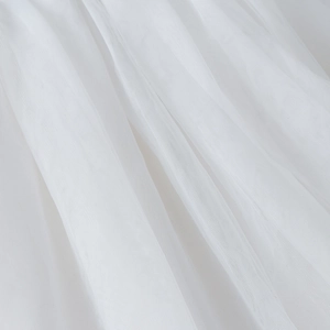 Vista macro di tulle bianco a strati con maglia a nido d'ape fine e drappeggio morbido