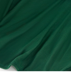 Vue détaillée du tissu en maille vert foncé avec coutures plates de précision