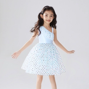 Détail d'une robe blanche à pois pailletés pour fille avec design en tulle à une épaule