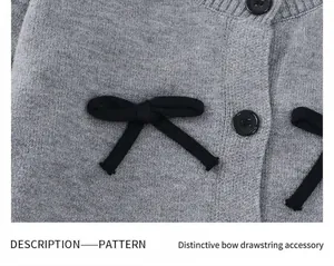 Détail du cardigan gris en tricot pour filles avec nœud noir et boutons ronds