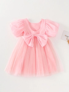 Elegantes rosa Tüllkleid für Mädchen mit Puffärmeln und Schleife auf weißem Grund